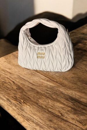 Élégance intemporelle : ce sac Miu Miu en cuir matelassé blanc illumine instantanément n’importe quel look. Une pièce iconique, sophistiquée et rare.